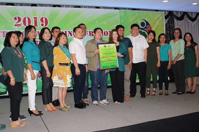Members of the Mabalacat City Nutrition Committee receive the CROWN Maintenance Award during the 2019 Regional Nutrition Awarding Ceremony held at the City of San Fernando. 