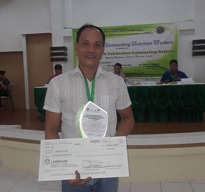 Nilo Paguio, barangay nutrition scholar of Sto. Cristo, Lubao receives his award as the Most Outstanding Barangay Nutrition Scholar in Pampanga during the 2018 Provincial Nutrition Awarding Cermony held at the Benigno Aquino Hall inside the Capitol Compound. (Nilo Paguio)