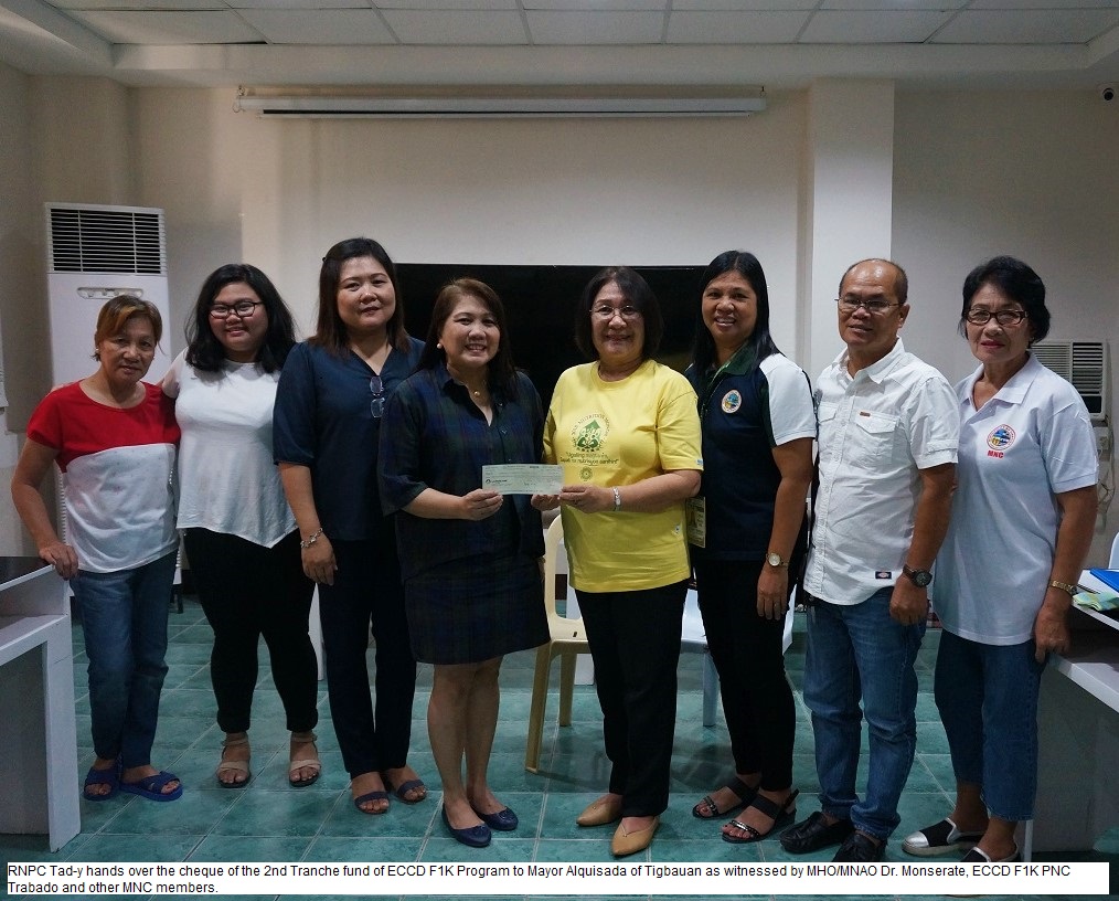 RNPC Tad-y handing over cheque to Mayor Alquisada