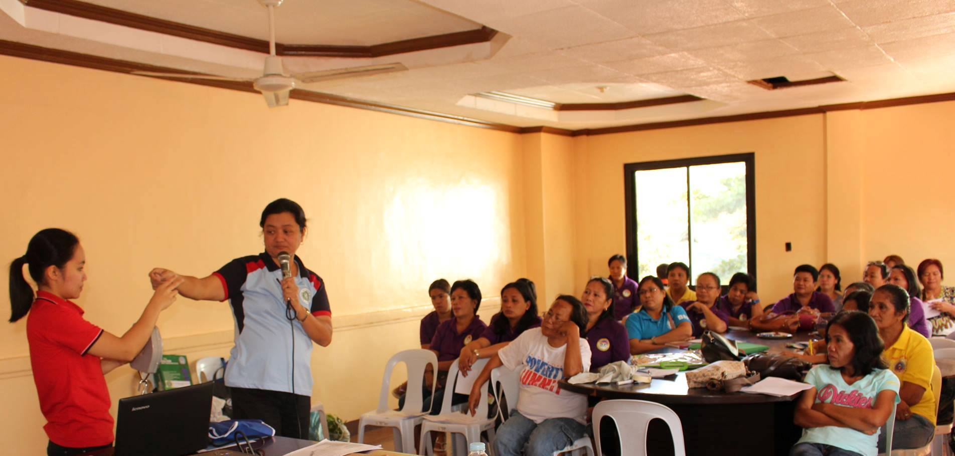 Ipinapakita ni NPC Blanco ang mga tamang kagamitan sa pagkuha ng timbang.