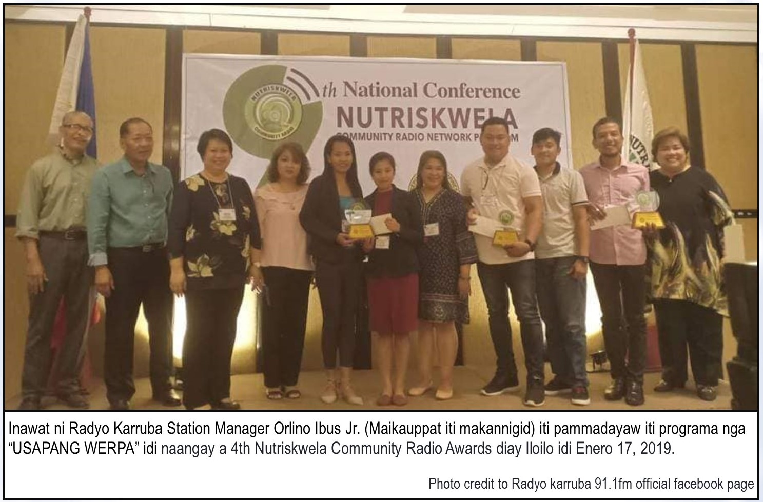 Inawat ni Radyo Karruba Station Manager Orlino Ibus Jr. (Maikauppat iti makannigid) iti pammadayaw iti programa nga “USAPANG WERPA” idi naangay a 4th Nutriskwela Community Radio Awards diay Iloilo idi Enero 17, 2019.